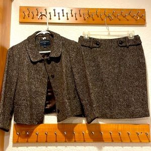 Brown tweed Banana Republic skirt suit. Size 0P
